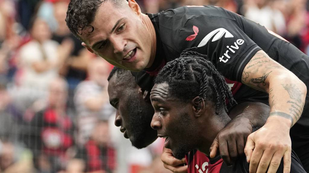 Granit Xhaka feiert mit Jeremie Frimpong und Victor Boniface