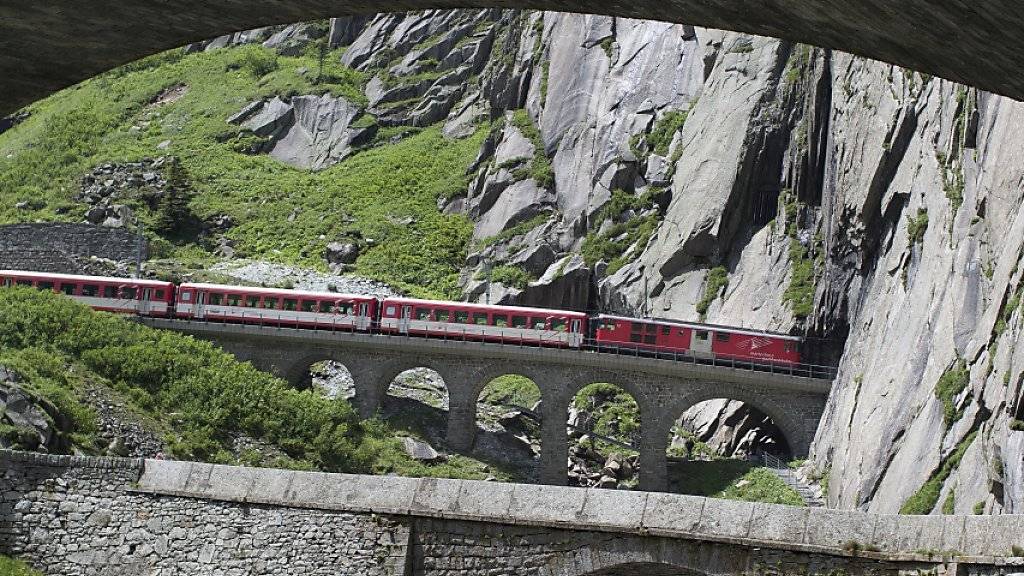 Die Strecke der Matterhorn Gotthard Bahn zwischen Andermatt und Göschenen durch die Schöllenenschlucht im Kanton Uri ist wegen einer Entgleisung unterbrochen. (Archivbild)