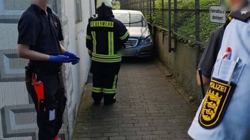 Bockiger Rentner bleibt mit Auto auf Radweg bei Bodensee-Schloss stecken