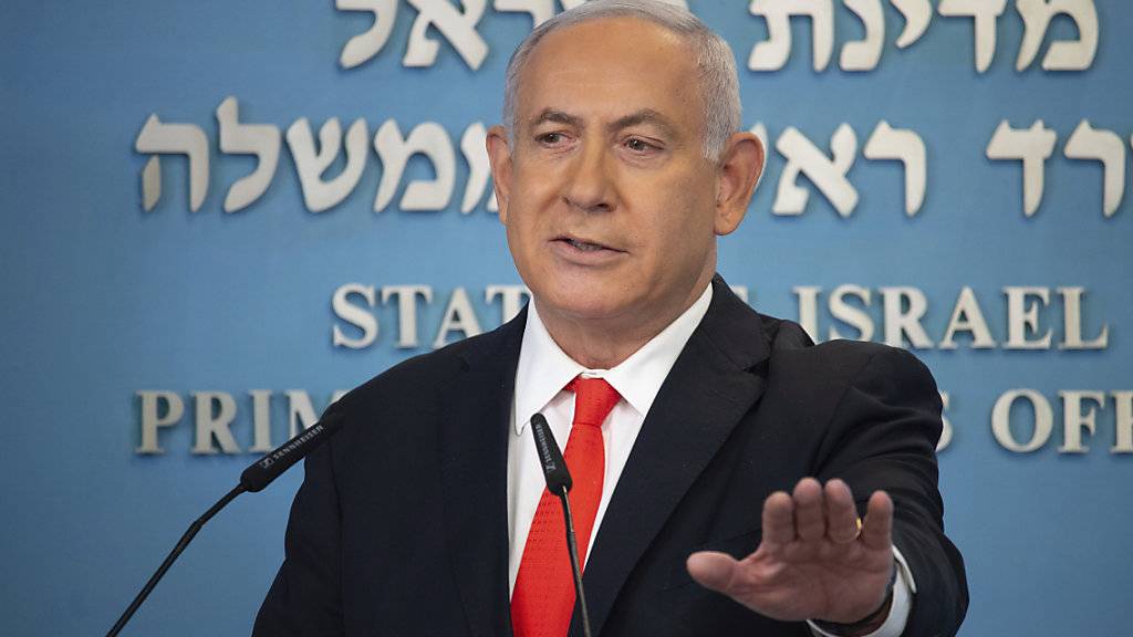 Benjamin Netanjahu, Ministerpräsident von Israel, spricht über die Entwicklung der Coronavirus-Zahlen in Israel. Foto: Alex Kolomiensky/Pool Yedioth Ahronot/AP/dpa