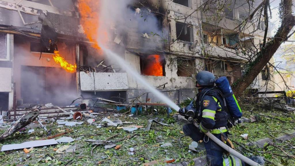 ARCHIV - Auf diesem vom ukrainischen Rettungsdienst zur Verfügung gestellten Foto löschen Feuerwehrleute in der ukrainischen Oblast Dnipropetrowsk einen Brand in einem Wohnhaus, der durch einen russischen Luftangriff ausgelöst wurde. Foto: Uncredited/Ukrainian Emergency Service via AP/dpa - ACHTUNG: Nur zur redaktionellen Verwendung und nur mit vollständiger Nennung des vorstehenden Credits