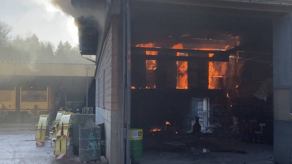Die Werkstatt in Scheuren bei Biel geriet aufgrund eines technischen Defektes in Brand.