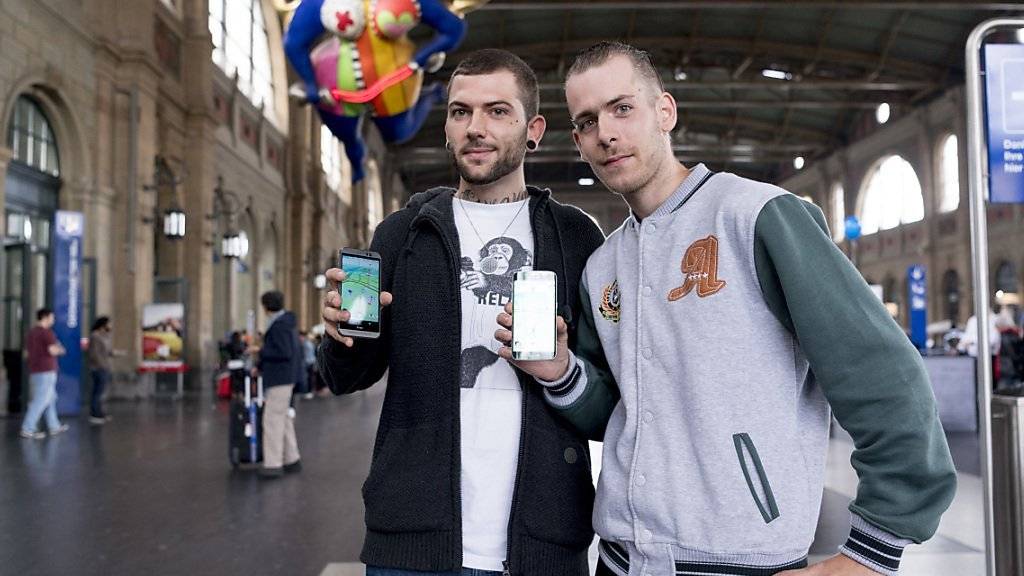 Ab Samstag ist das neue Handyspiel «Pokémon Go» offiziell auch in der Schweiz erhältlich. Zahlreiche Fans wie hier am Zürcher Hauptbahnhof hatten aber nicht warten können und das Game teils über ausländische App-Konten bezogen. (Archivbild)