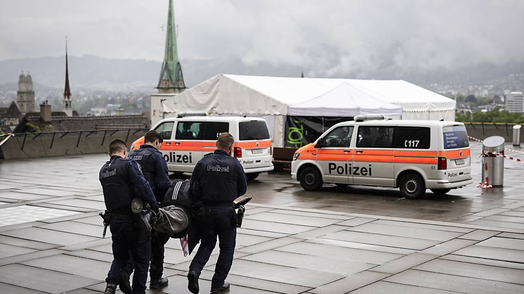 13 Frauen und 15 Männer wies die Stadtpolizei am Dienstag nach einer pro-palästinensischen Protestaktion von der ETH Zürich weg, wie eine Auswertung vom Mittwoch zeigt.