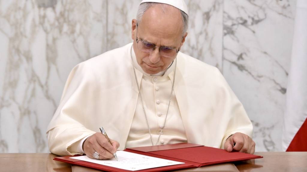Papst Leo XIV. trägt sich in ein Gästebuch ein, während er sich mit dem libanesischen Präsidenten Aoun im Präsidentenpalast trifft. Foto: Alessandro Di Meo/ANSA pool/AP/dpa