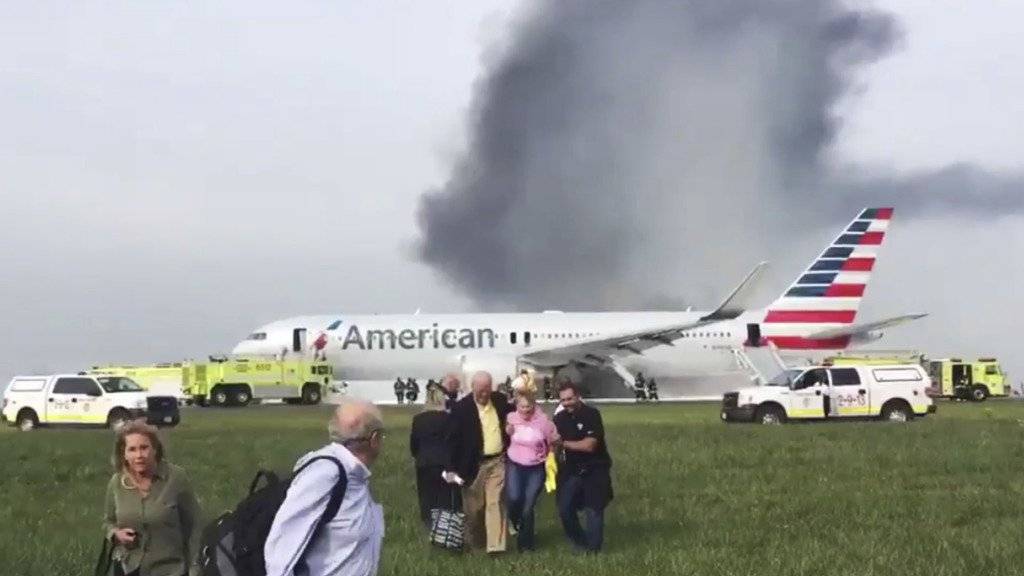 Bei der Evakuierung eines brennenden Flugzeuges in Chicago sind 20 Menschen verletzt worden. (Augenzeugenaufnahme)