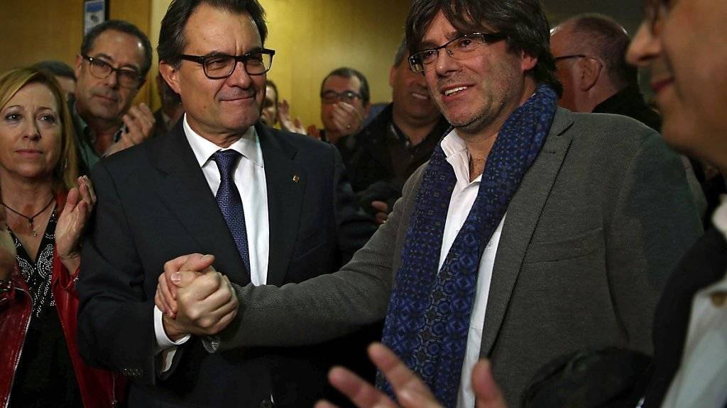 Artur Mas (links) mit dem designierten Nachfolger als Regierungschef von Katalonien, Carles Puigdemont (rechts), am Samstag in Barcelona.