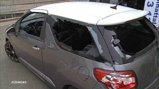 Beil-Attacke: Auto in Würenlos komplett zerstört