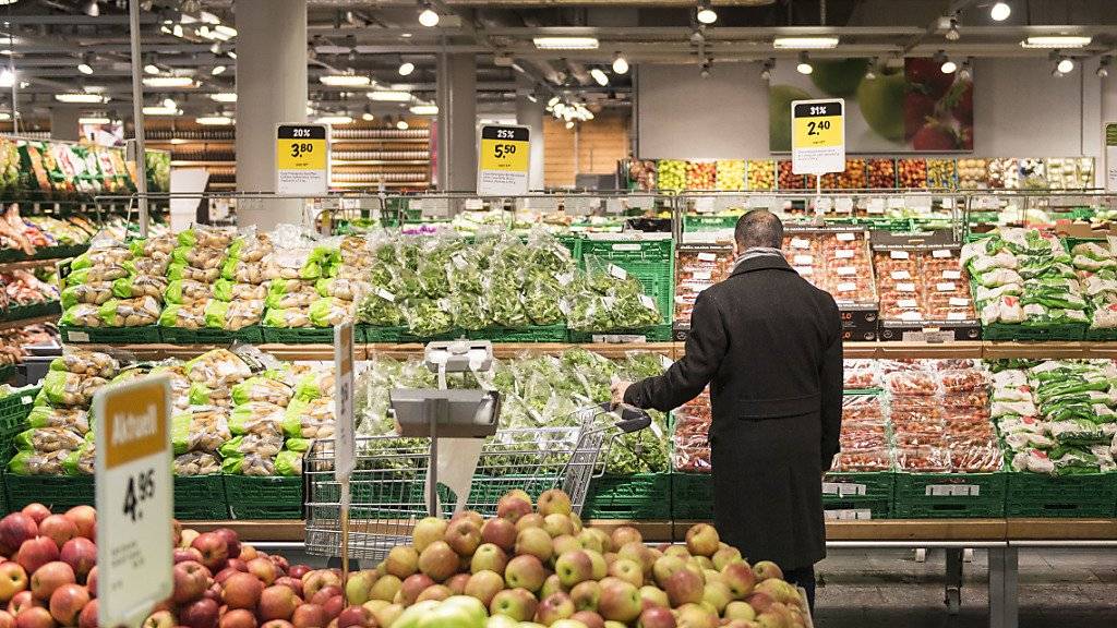 Die Konsumentenpreise sind im November leicht gesunken: ein Mann geht bei Coop shoppen (Symbolbild).