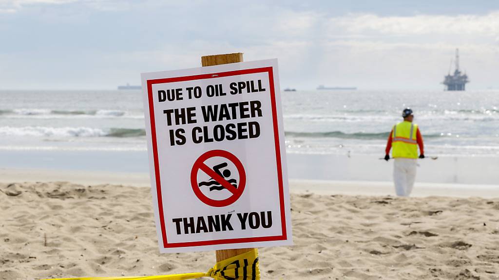Ein Schild mit der Aufschrift «due to oil spill the water ist closed» ist am Strand aufgestellt. Die Ölpest vor der Küste Südkaliforniens hat mehrere Strände verschmutzt.