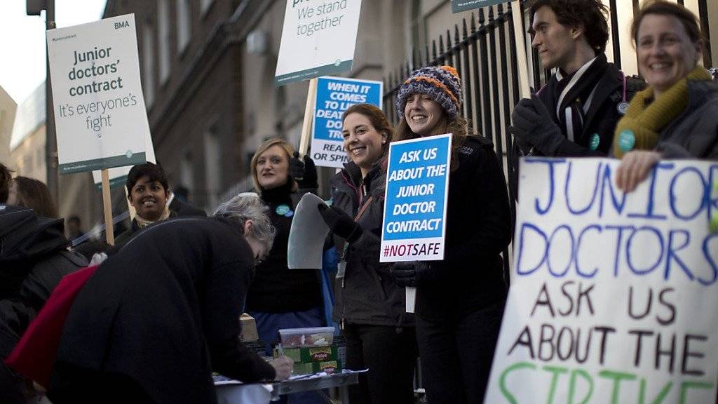Assistenzärztinnen protestieren vor einem Londoner Spital.