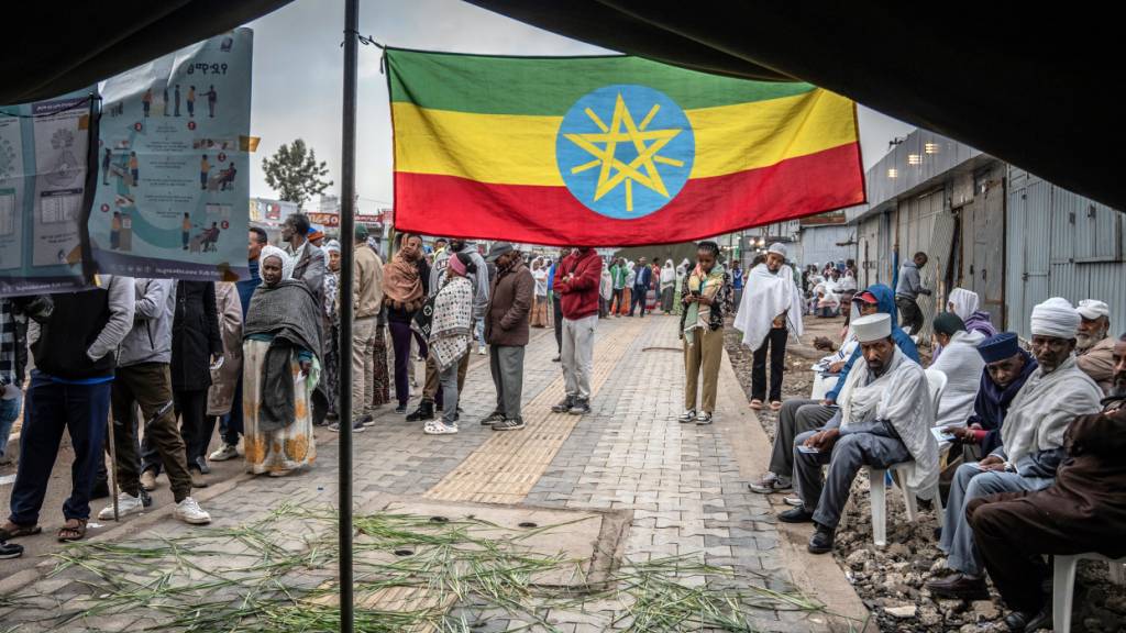 ARCHIV - Schlange vor einem Wahllokal in Addis Abeba. Foto: Amanuel Sileshi/AP/dpa/Archivbild