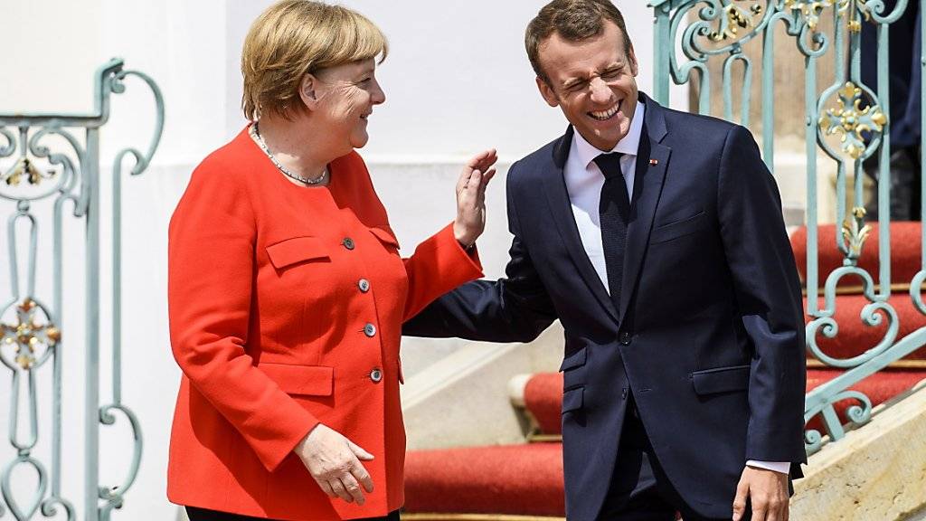 Gelöste Stimmung zu Beginn der deutsch-französischen Gespräche: Bundeskanzlerin Angela Merkel und Präsident Emmanuel Macron in Meseberg bei Berlin.