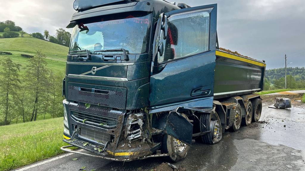 100'000 Franken Sachschaden beim Selbstunfall mit einem Lastwagen