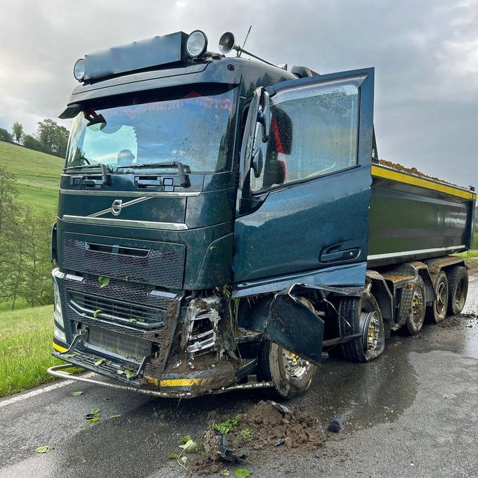 100'000 Franken Sachschaden beim Selbstunfall mit einem Lastwagen