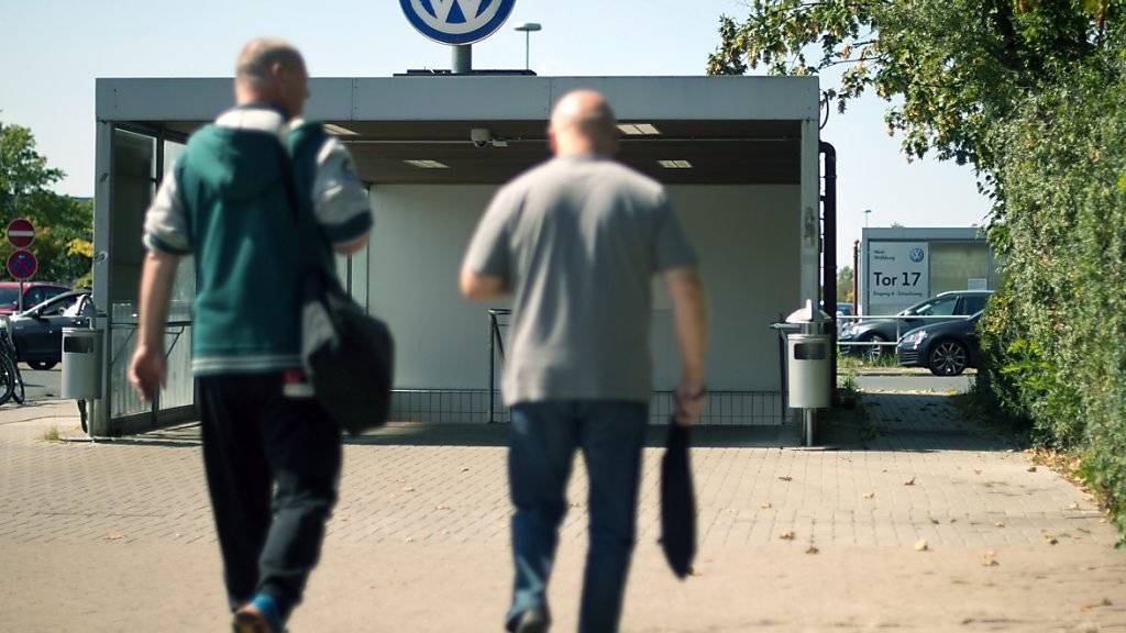 VW-Mitarbeiter vor Schichtbeginn in Wolfsburg: Rund 10'000 Angestellten am Hauptsitz droht wegen des Streits mit zwei Zulieferern Kurzarbeit. (Archiv)
