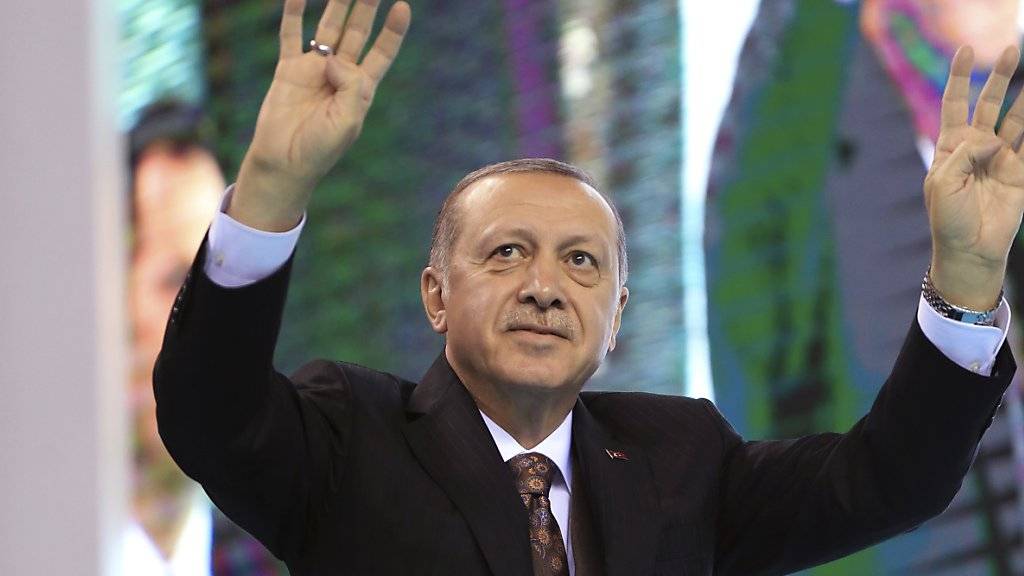 Das türkische Parlament hat einer umstrittenen Gesetzesänderung über Wahlbündnisse zugestimmt. Damit ist Präsident Erdogan der Einführung eines Präsidialsystems einen Schritt näher. (Archivbild)