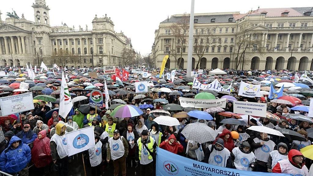 Tausende Demonstranten haben in Budapest gegen die Bildungspolitik der nationalkonservativen Regierung protestiert.