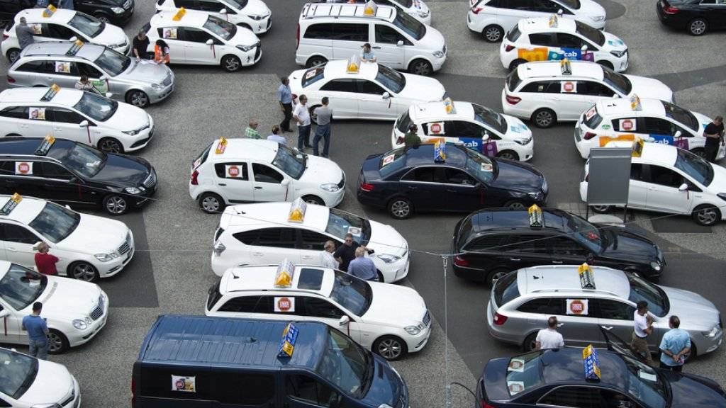 Die Taxi-Konkurrenz Uber erhitzt in der Schweiz seit langem die Gemüter. Im Bild protestieren Basler Taxifahrer gegen den Fahrdienstleister. (Archiv)