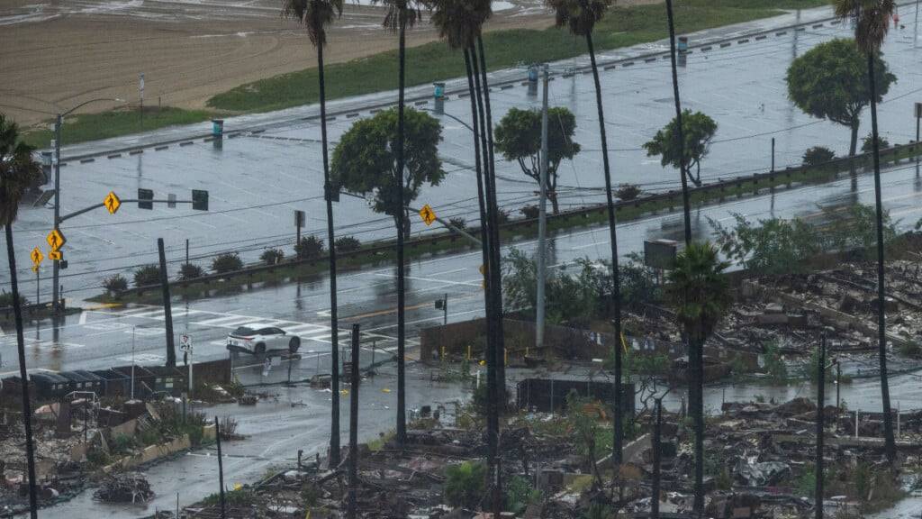 dpatopbilder - Regen fällt auf das Palisades-Feuergebiet im Stadtteil Pacific Palisades von Los Angeles. Foto: Ethan Swope/AP/dpa