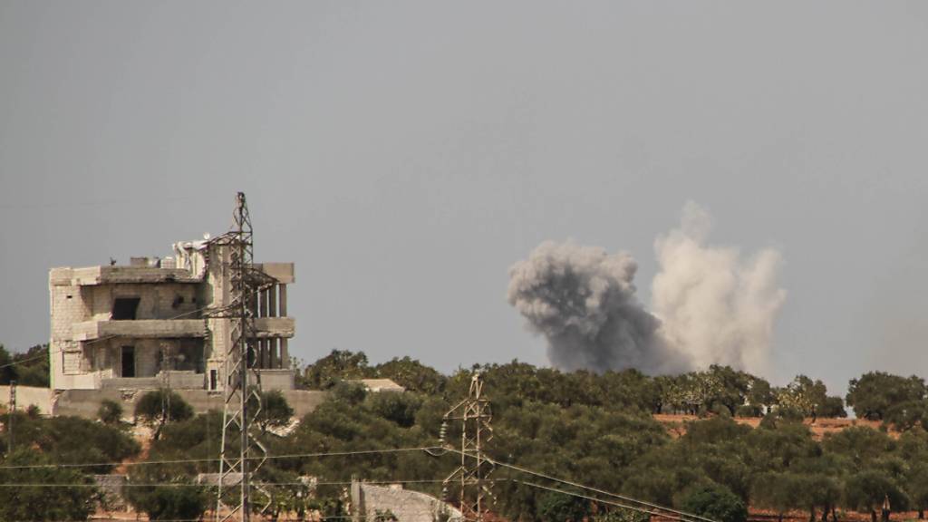 ARCHIV - Nach einem russischen Luftangriff steigen am Rande der Provinz Idlib Rauchschwaden auf. Foto: Moawia Atrash/ZUMA Wire/dpa/Archiv