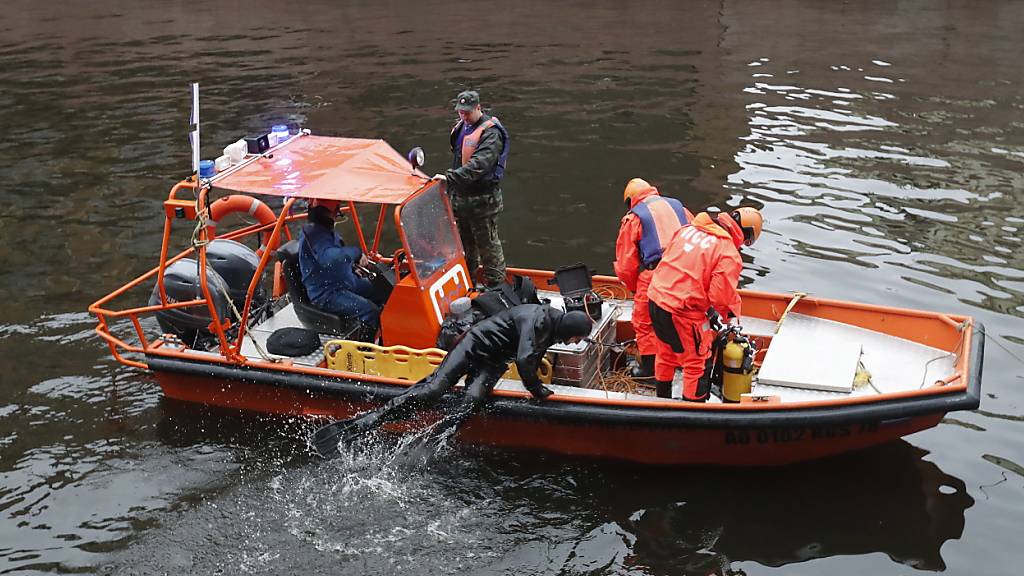 Taucher suchen am Sonntag im Fluss Moika in St. Petersburg nach Leichenteilen.