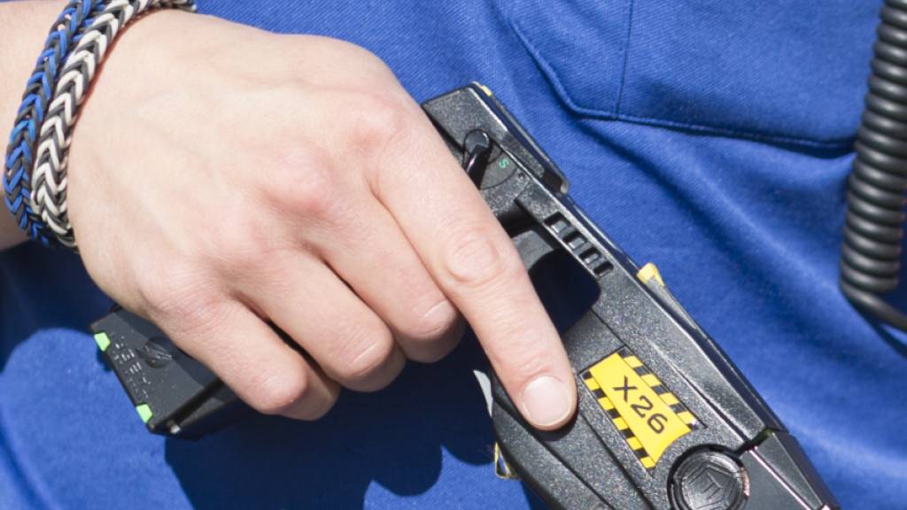 Die Zahl der Einsätze von Elektroimpulspistolen, sogenannter Taser, hat bei den Polizeikorps im vergangenen Jahr zugenommen: Rückläufig waren daagegen die Schusswaffeneinsätze. (Archivbild)
