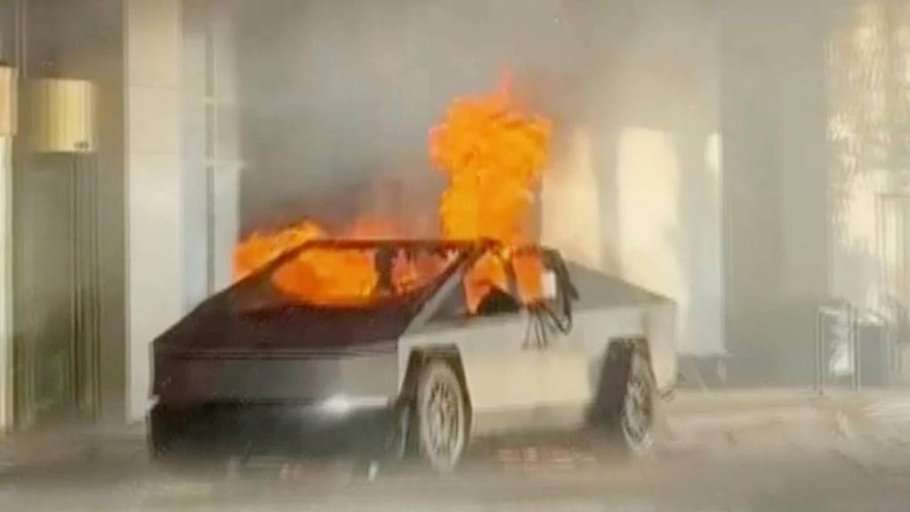 dpatopbilder - SCREENSHOT - Der Tesla Cybertruck, der vor dem Hotel des designierten US-Präsidenten Trump in Las Vegas explodierte. Foto: Uncredited/Alcides Antunes/AP/dpa - ACHTUNG: Nur zur redaktionellen Verwendung bis zum 15.01.2025 im Zusammenhang mit der aktuellen Berichterstattung und nur mit vollständiger Nennung des vorstehenden Credits