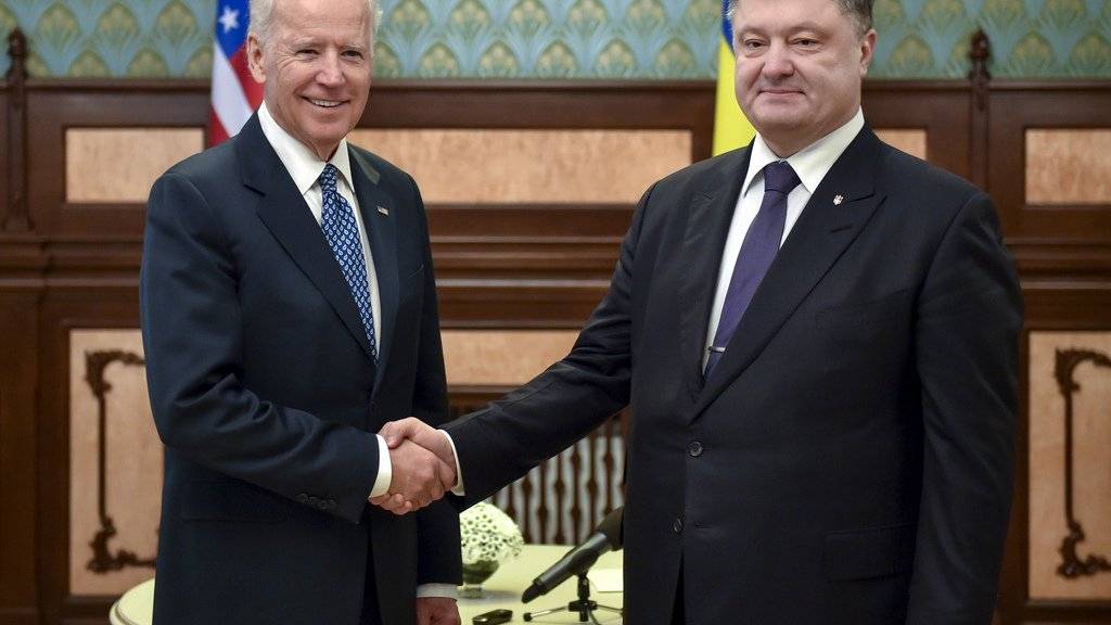 Der ukrainische Staatschef Petro Poroschenko (rechts) und US-Vizepräsident Joe Biden am Montag in Kiew.