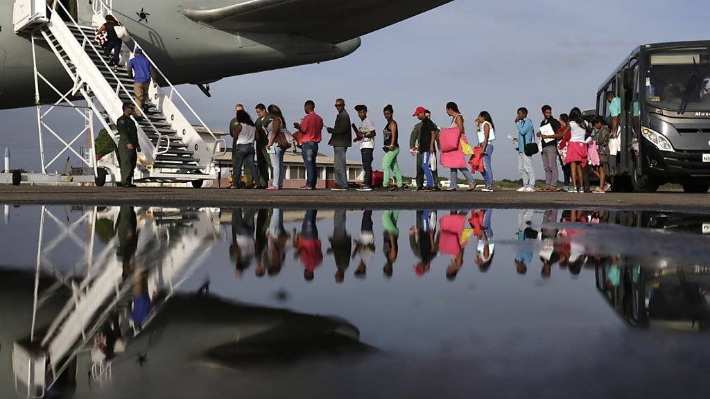 Venezolaner auf der Flucht aus ihrem Heimatland steigen in Boa Vista in Brasilien in ein Flugzeug, um von dort weiter nach Sao Paulo oder Manaus zufliegen. (Archivbild)