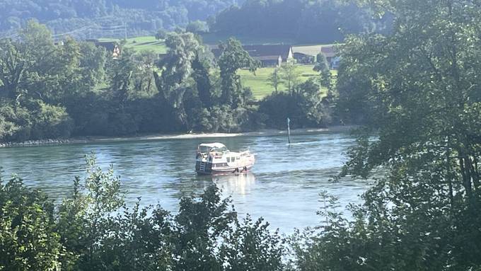 Auf Kiesbank im Rhein aufgelaufen – Skipper rettet Schiff