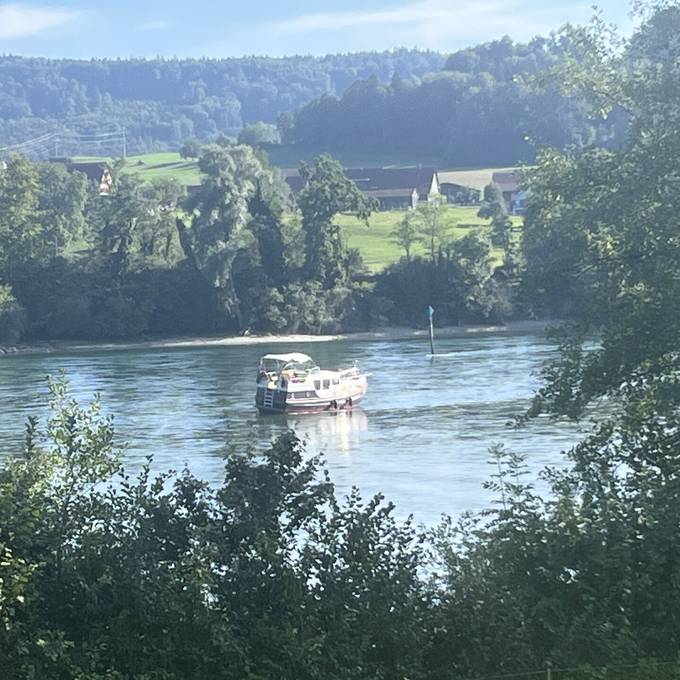 Schiff läuft auf Kiesbank des Rheins in Hemishofen auf