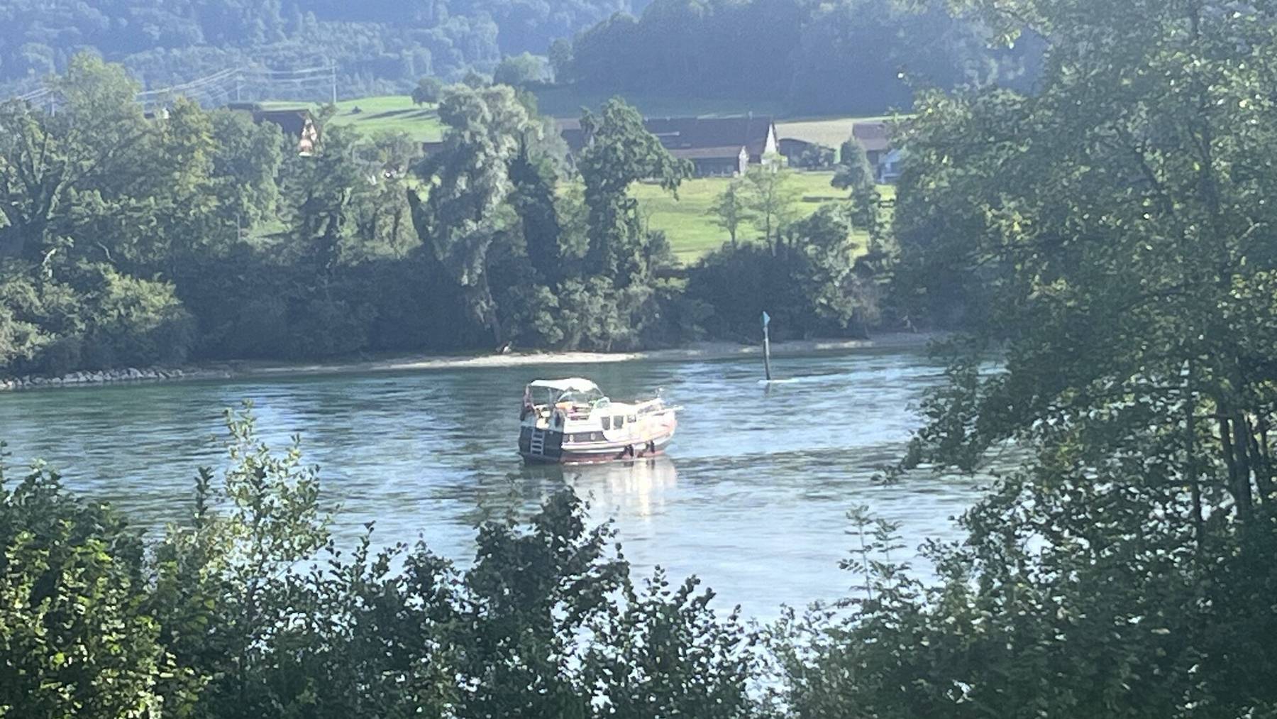 Hemishofen Schiff auf Kiesbank aufgelaufen am 22.08.2024