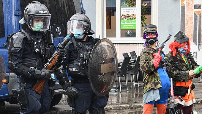 Scharmützel mit Polizei bei unbewilligten Demonstrationen in Zürich