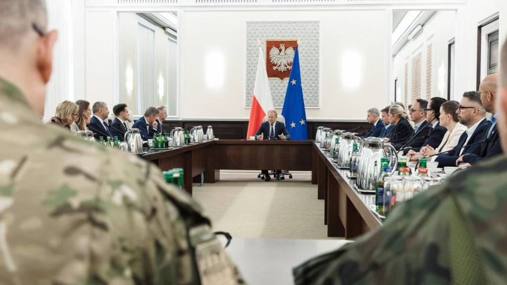 dpatopbilder - Der polnische Ministerpräsident Donald Tusk hält nach der Verletzung des polnischen Luftraums während eines russischen Angriffs eine außerordentliche Regierungssitzung mit Vertretern des Militärs und der Rettungsdienste in Warschau. Foto: Chancellery of the Prime Ministe/AP/dpa