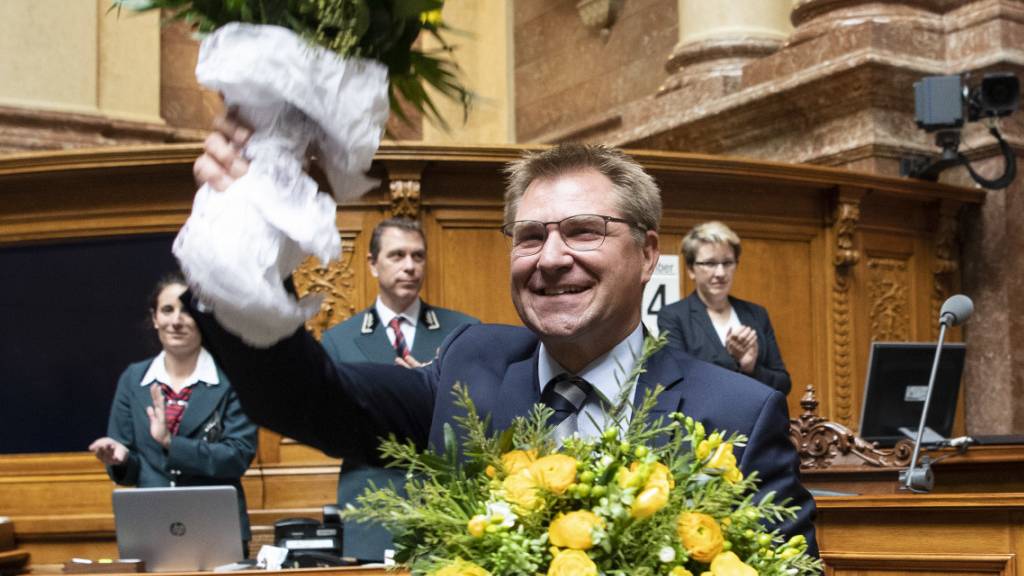 Blumen zum Abschied von alt Nationalrat Toni Brunner (SVP/SG). Scheidet künftig ein Parlamentsmitglied aus, soll es neben einem Strauss auch zwei Flaschen Wein geben. (Archivbild)