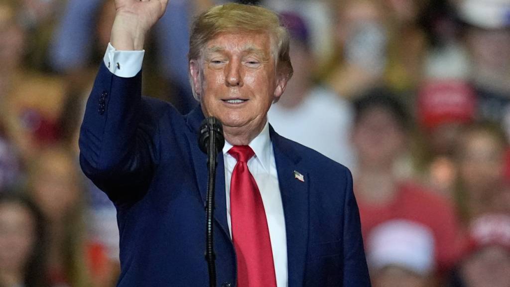 US-Präsident Donald Trump hält in Pendleton, South Carolina, eine Rede bei einer Wahlkampfveranstaltung in der T. Ed Garrison Arena. Foto: Mike Stewart/AP/dpa