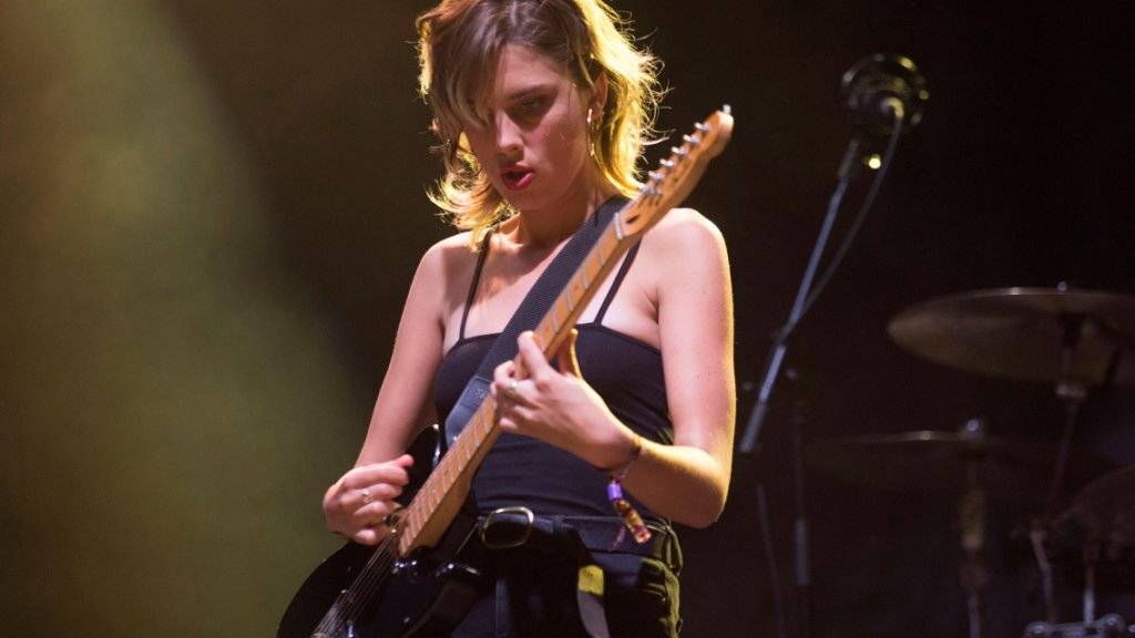 Sängerin und Gitarristin Ellie Rowsell der britischen Indie-Rockband Wolf Alice. (Archivbild)