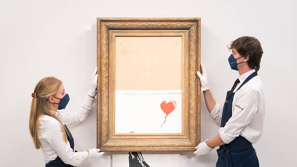 Das während einer Kunstauktion geschredderte Banksy-Bild «Girl with Balloon» wird erneut versteigert. Das Londoner Auktionshaus Sotheby's rechnet bei der Auktion am 14. Oktober mit einem Erlös von vier bis sechs Millionen Pfund (4,66 bis 7 Mio Euro) für das Nild. Foto: Dominic Lipinski/PA Wire/dpa