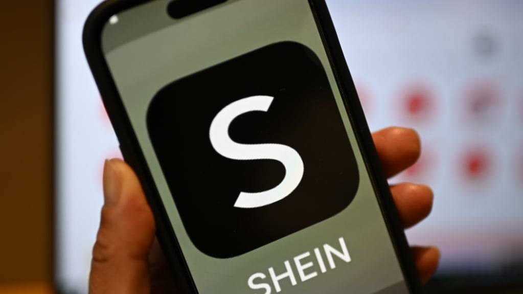 Der asiatische Billig-Onlinehändler Shein hat in Frankreich wegen Täuschung von Konsumenten bei Rabatten eine Strafe in Höhe von 40 Millionen Euro erhalten. Die Preissenkungen waren mehr Schein als Sein, urteilte die Anti-Betrugsbehörde DGCCRF. (Archivbild)
