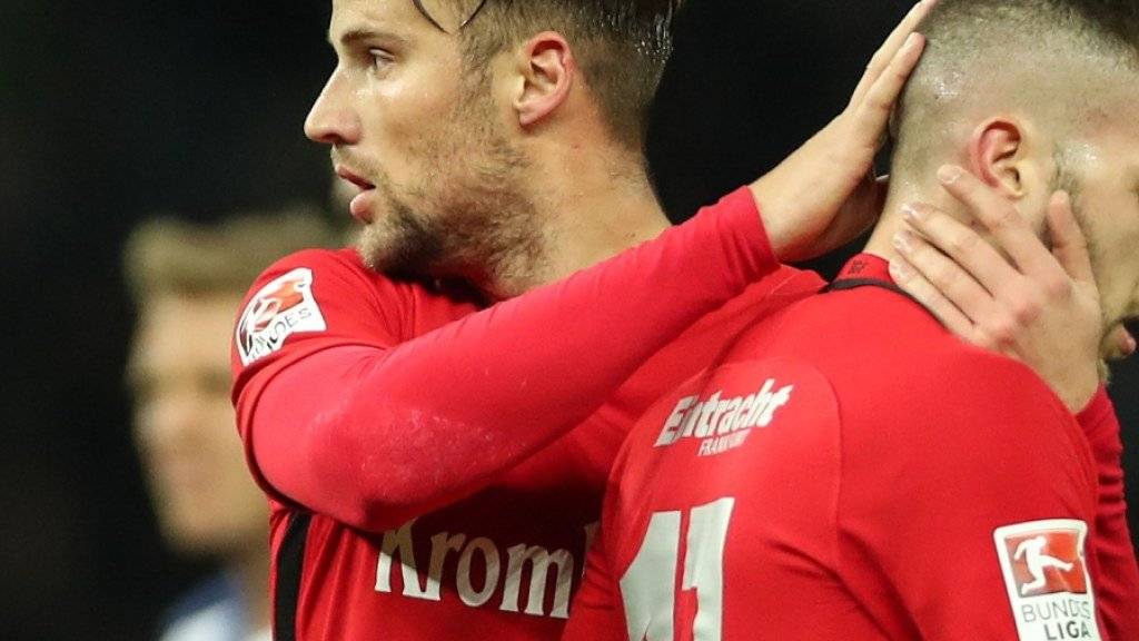 Drei Spiele gesperrt: Haris Seferovic (links) hat sich und seinen Teamkollegen mit seinem Platzverweis gegen Hertha Berlin einen Bärendienst erwiesen