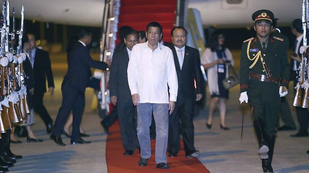 Der Präsident der Philippinen, Rodrigo Duterte, bei seiner Ankunft vor dem ASEAN-Gipfel in Vientiane, Laos: Zu einem geplanten Treffen mit US-Präsident Barack Obama kommt es nun nicht, nachdem Duterte diesen als «Hurensohn» bezeichnet hatte.