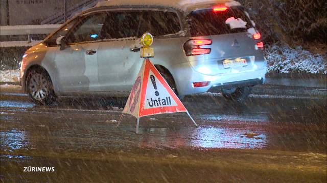 Schnee sorgt für Verkehrschaos