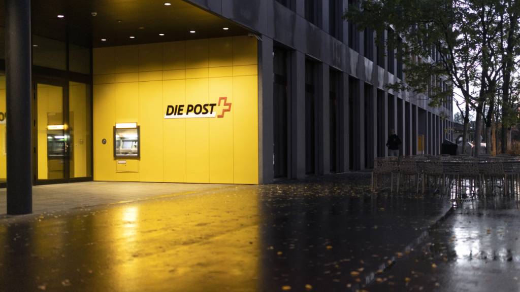 Der Hauptsitz der Schweizerischen Post AG in Bern. Immer weniger physische Briefe und Bareinzahlungen zwingen die Post zur Transformation. (Archivbild)
