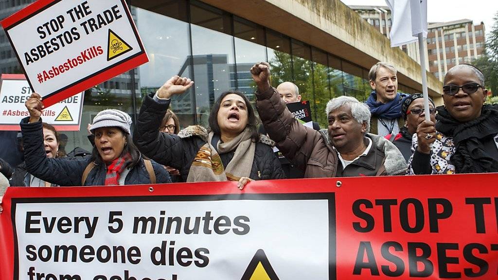 Kundgebung nahe des Konferenzorts in Genf für ein Handelsverbot mit Asbest