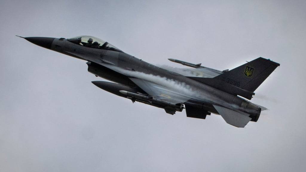 ARCHIV - Ein F-16-Kampfjet der ukrainischen Luftwaffe im Flug. Foto: Efrem Lukatsky/AP/dpa/Archivbild