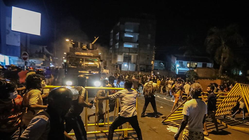Der Präsident Sri Lankas hat den Notstand ausgerufen. In der Hauptstadt Colombo kam es zuvor bei Protesten wegen der Wirtschaftskrise zu Zusammenstössen mit der Polizei.