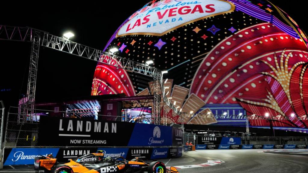 WM-Leader Lando Norris im McLaren blieb bei nassen Bedingungen im Qualifying für den Grand Prix von Las Vegas cool
