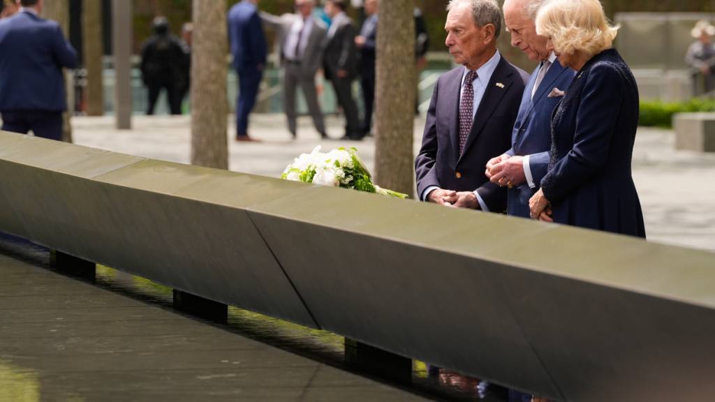Großbritanniens König Charles III. (M) und Königin Camilla besuchen das 9/11 Memorial mit dem ehemaligen Bürgermeister von New York City, Michael Bloomberg. Foto: Seth Wenig/AP/dpa