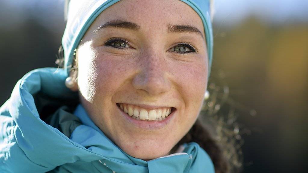 Die Schweizer Biathletin Aita Gasparin lächelt in die Kamera